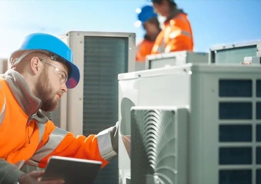 Técnico de Proeficaz midiendo parámetros en un equipo de climatización